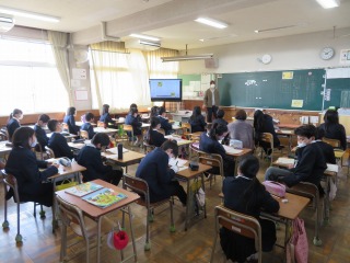 道徳の時間により良い友達関係について考える４年１組の子どもたち