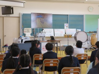 地域に伝わる音楽「祭りばやし」を聞く３年２組の子どもたち