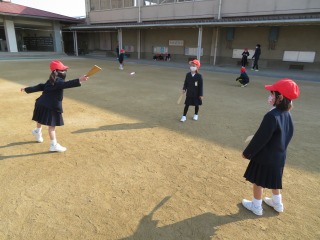 はねつきをする１年１組の子どもたち