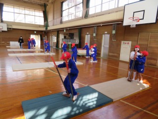 竹馬の練習をする１年２組の子どもたち