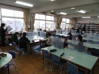 研究協議をする教員