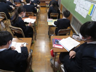 中学校へつなげようの学習でできるようになったことを話し合う６年１組の子どもたち