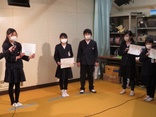 お昼の放送「神亀っ子タイム」で作った詩を披露する４年１組の子どもたち