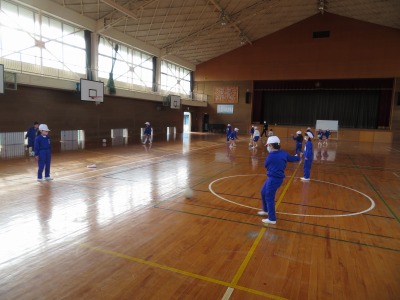 サッカーをする２年２組の子どもたち