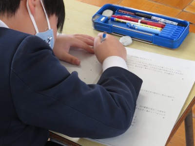 学力テストの問題に取り組むなかよし４組の子ども