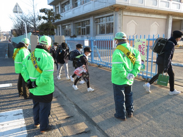 朝，あいさつ運動をしてくださる青色パトロール隊