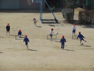 ボールけり遊びをする１年１組の子どもたち