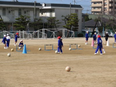 ボールけりあそびをする２年１組の子どもたち