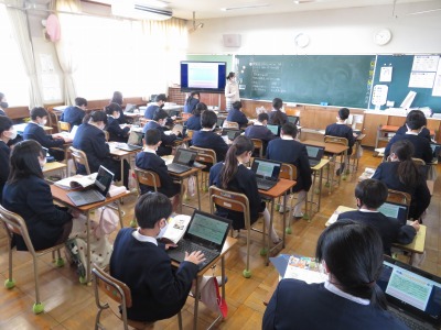 発展途上国の人々のために日本がしていることを学習する６年１組の子どもたち