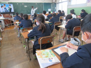 道徳の学習をする５年２組の子どもたち