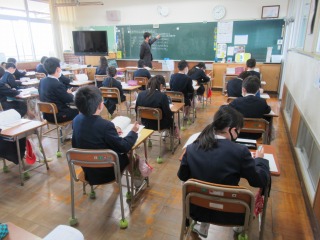 小数の数のつくりを学習する子供たち