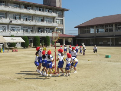 玉入れをする１年生