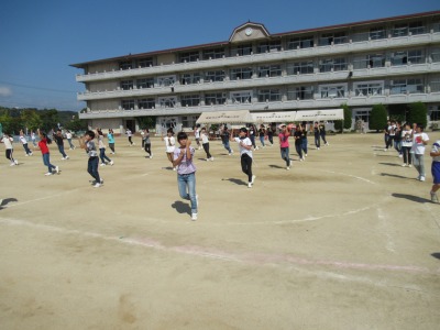 ダンスを踊る６年生